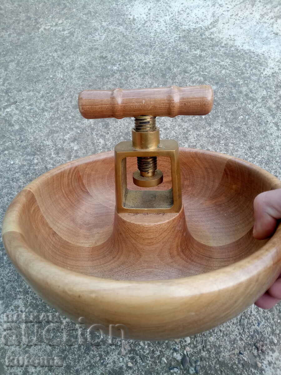 Delivery of Nutcracker bowl Delivery of Nutcracker bowl