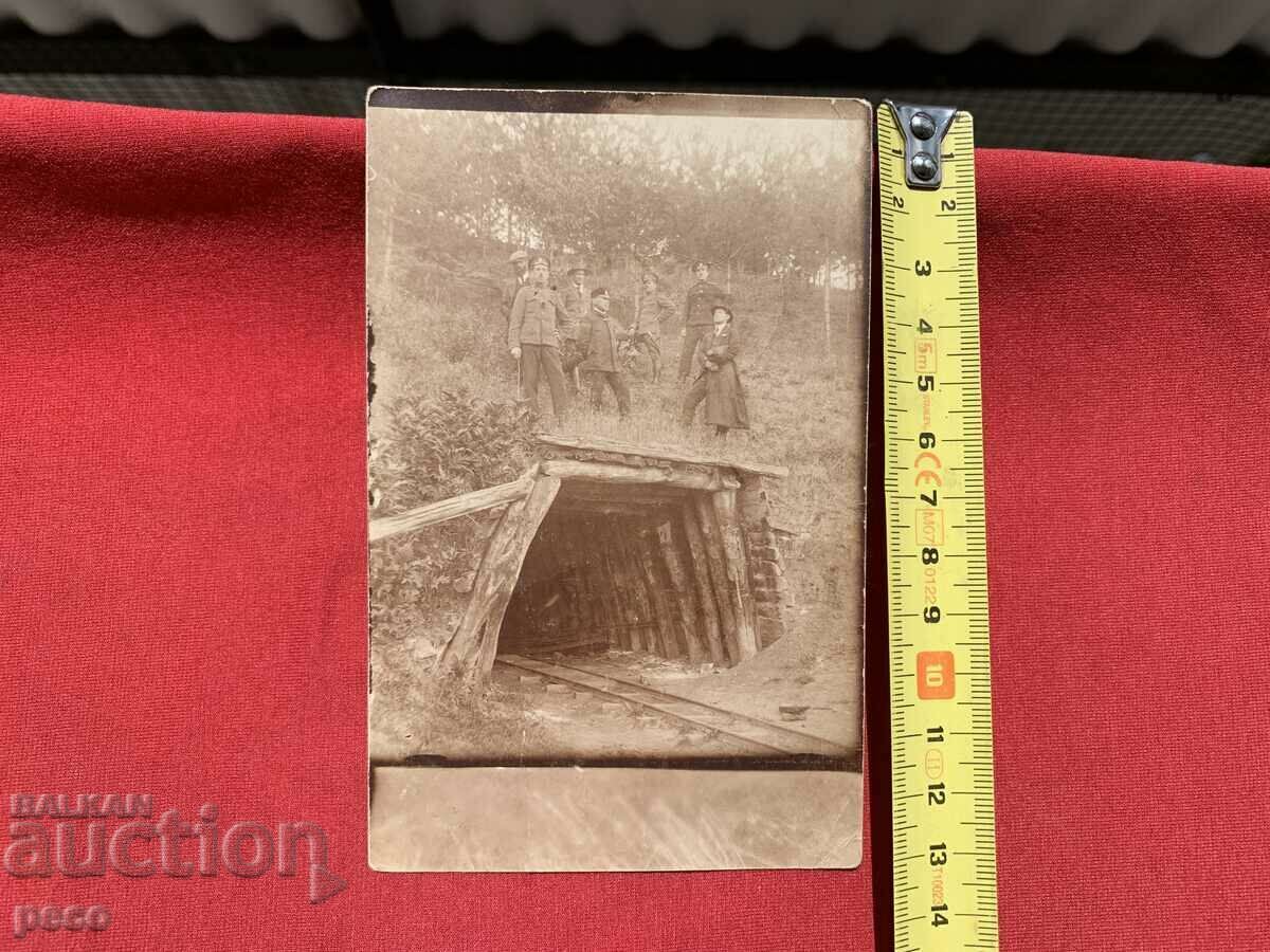 Δημοπρασία Μία από τις γκαλερί στο ορυχείο Pernik, 1918. Δημοπρασία Μία από τις γκαλερί στο ορυχείο Pernik, 1918.