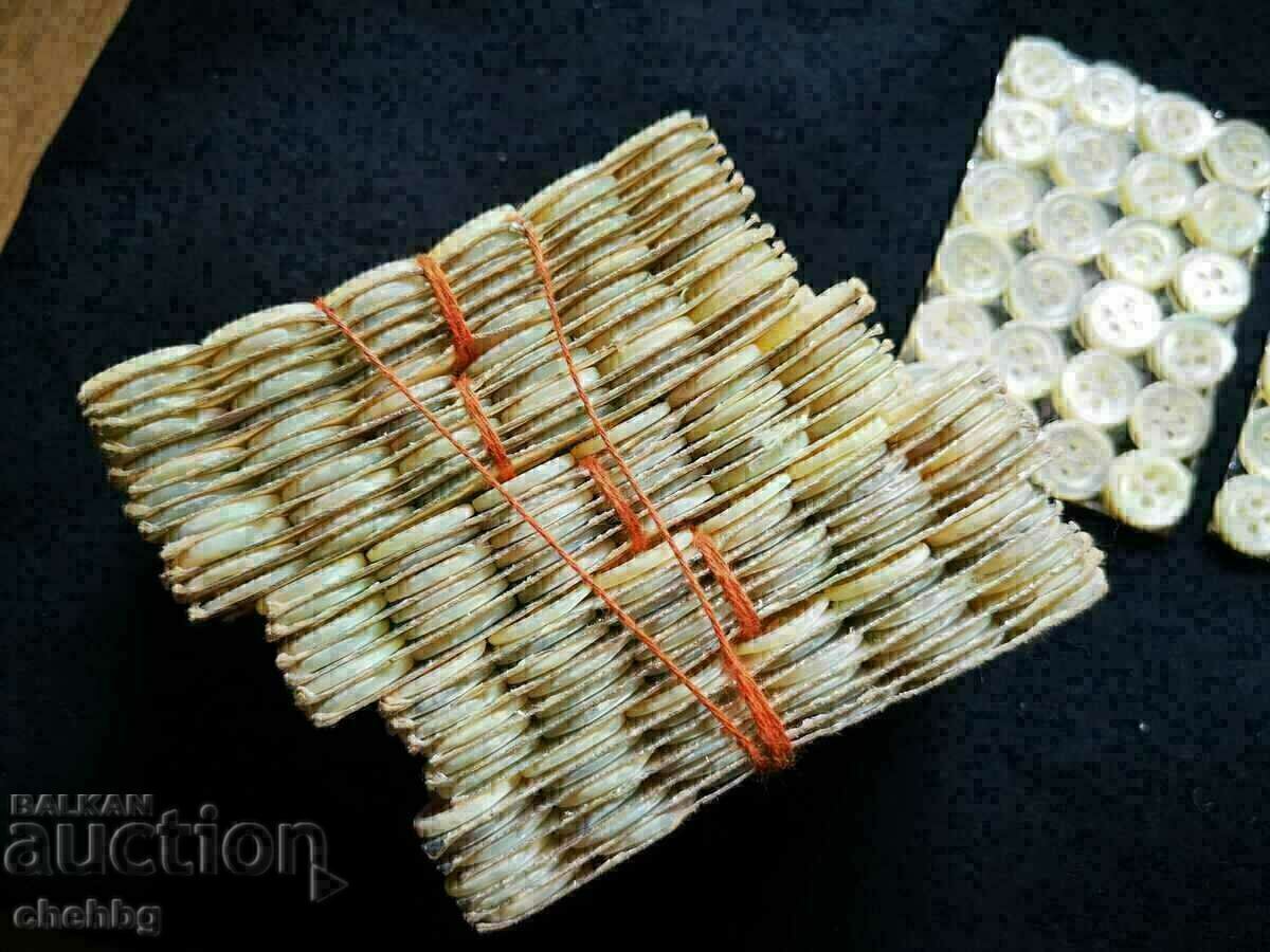 Licitație Nasturi vechi de sidef