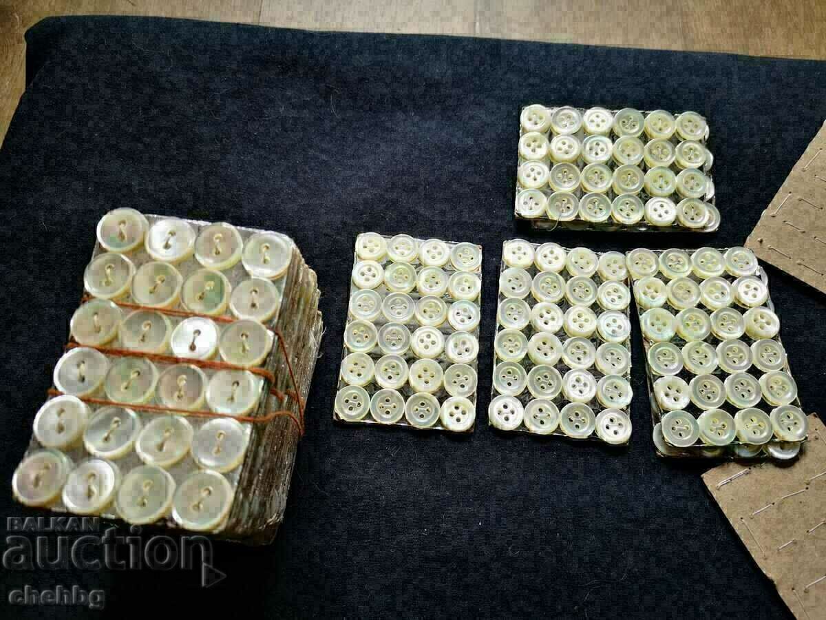 Delivery of Old mother of pearl buttons Delivery of Old mother of pearl buttons