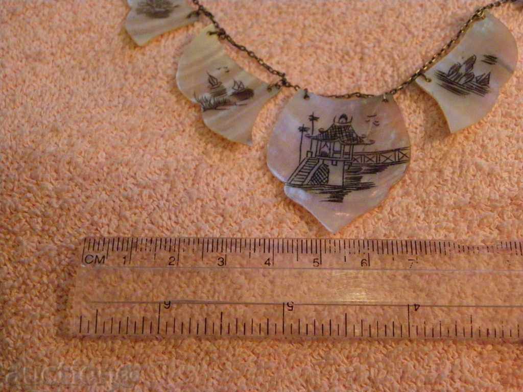 Auction Elegant Japanese silver necklace with engraved mother of pearl Auction Elegant Japanese silver necklace with engraved mother of pearl