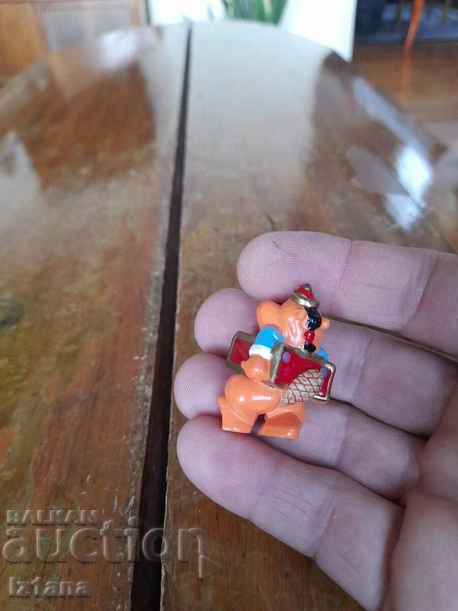 Delivery of Alvin and the Chipmunks figurine Delivery of Alvin and the Chipmunks figurine