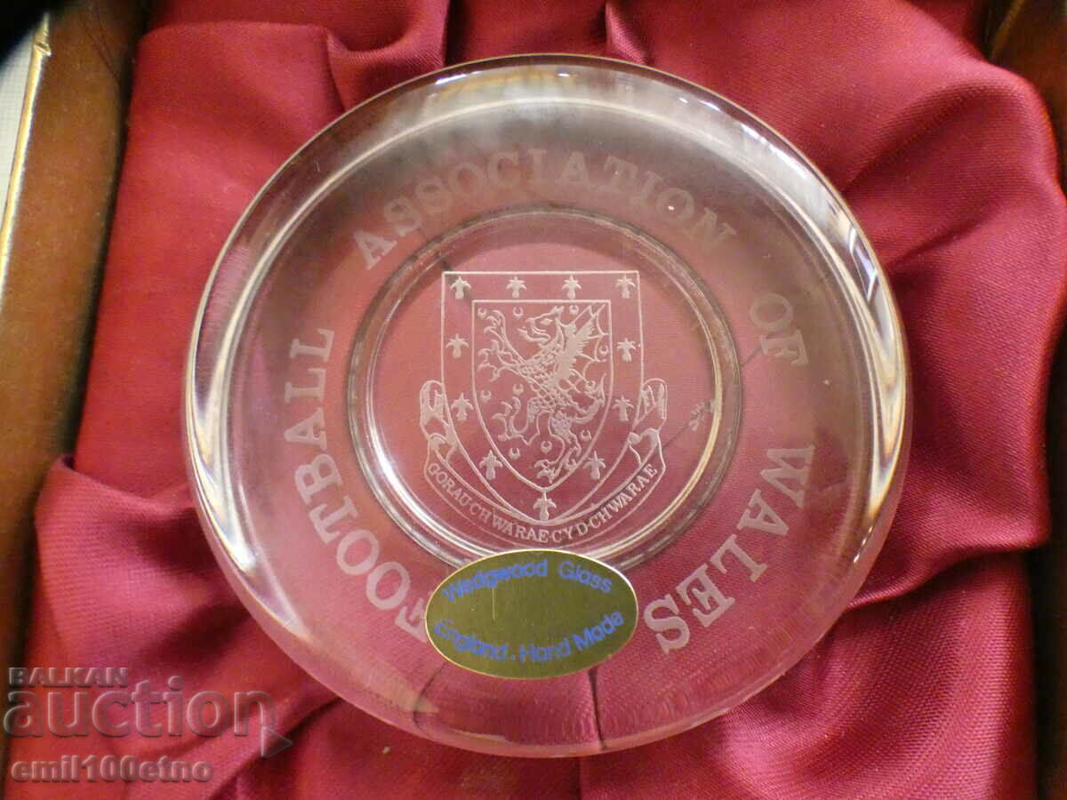 Аукцион Футболна асоциация на Уелс Wedgwood England стъклен плакет Аукцион Футболна асоциация на Уелс Wedgwood England стъклен плакет