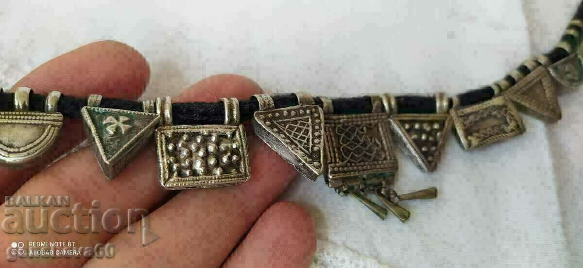 Delivery of Renaissance silver costume necklace