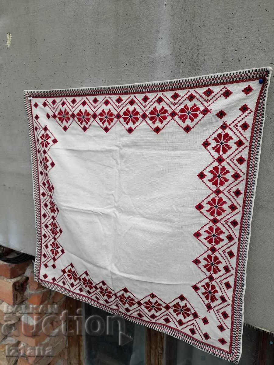 Auction Old embroidered tablecloth, square Auction Old embroidered tablecloth, square