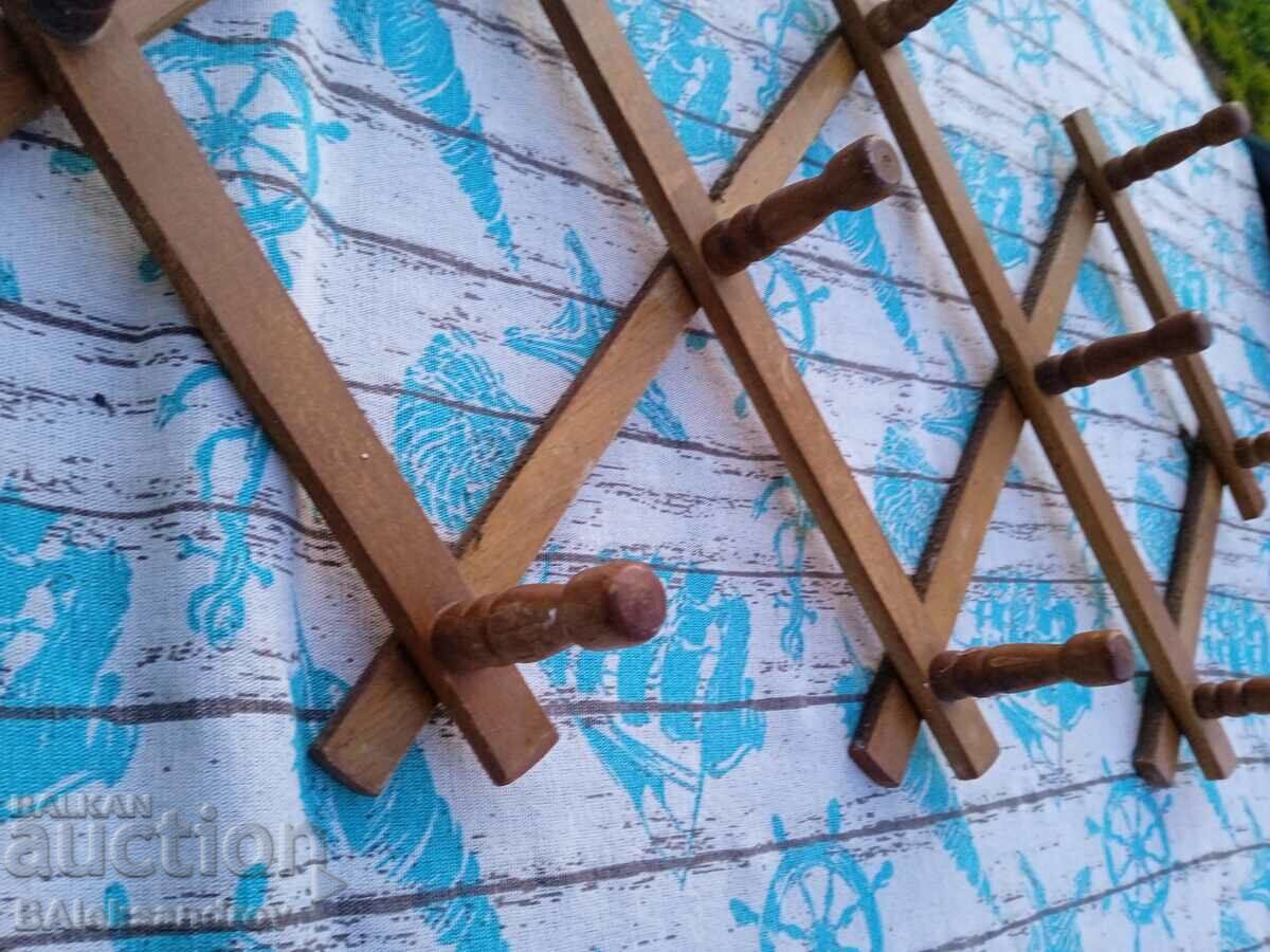 Παλιά ξύλινα πτυσσόμενα κρεμάστρα με τιμή 13.00 BGN | € 6.65 Παλιά ξύλινα πτυσσόμενα κρεμάστρα με τιμή 13.00 BGN | € 6.65