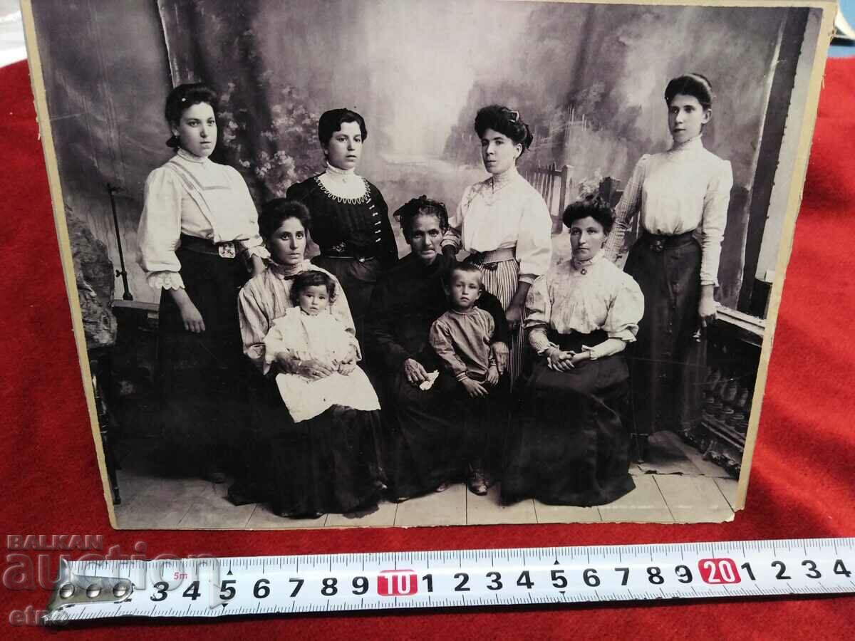 ROYAL PHOTO CARDBOARD, COSTUME, city ladies with price 30.00 BGN | € 15.34 ROYAL PHOTO CARDBOARD, COSTUME, city ladies with price 30.00 BGN | € 15.34