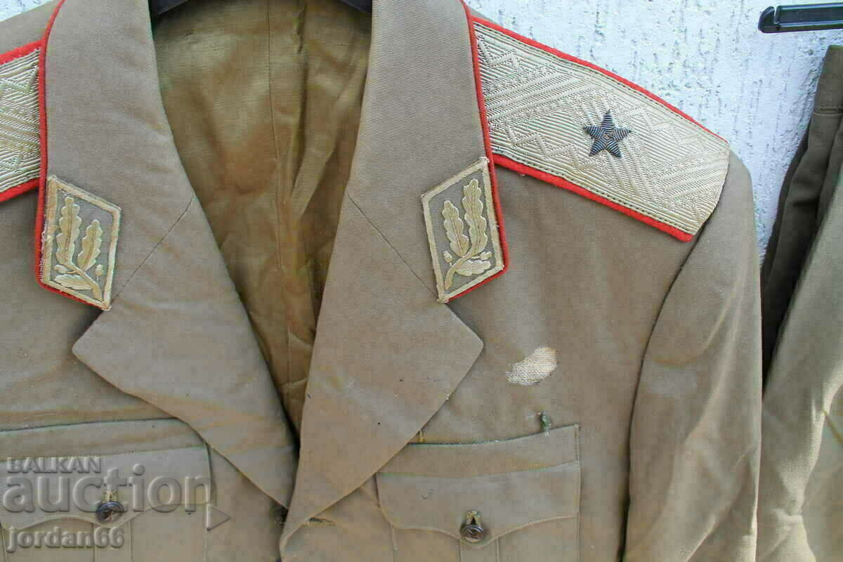 Jacheta și pantalonii generalului-maior BNA cu preț 190.00 BGN | € 97.15 Jacheta și pantalonii generalului-maior BNA cu preț 190.00 BGN | € 97.15