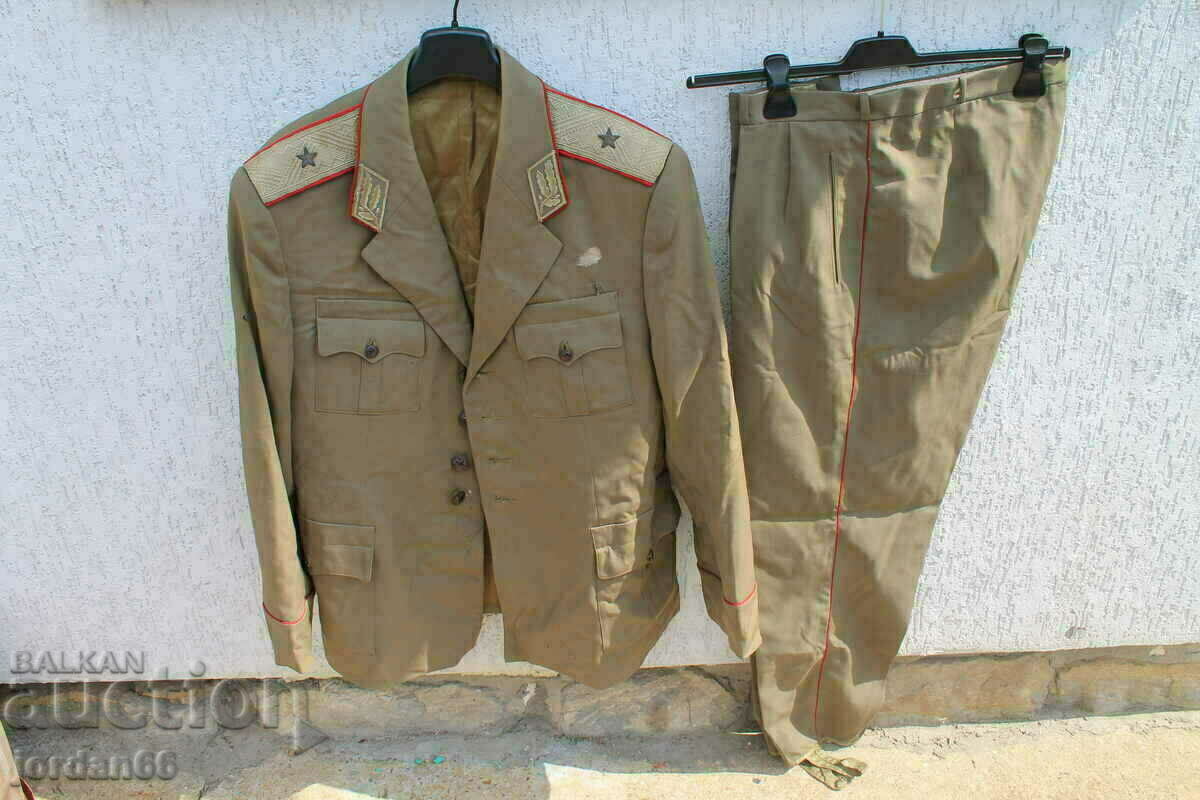 Jacheta și pantalonii generalului-maior BNA Jacheta și pantalonii generalului-maior BNA