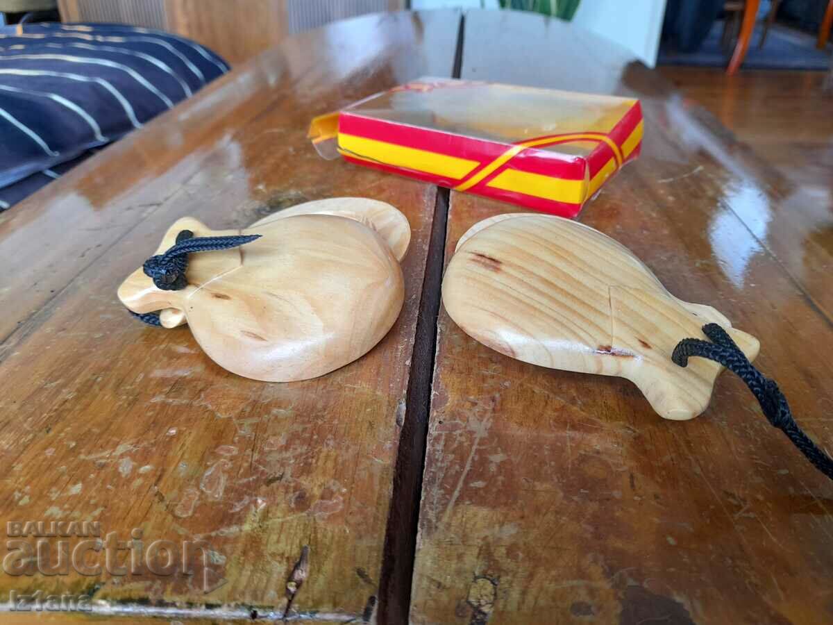 Delivery of Old castanets Delivery of Old castanets