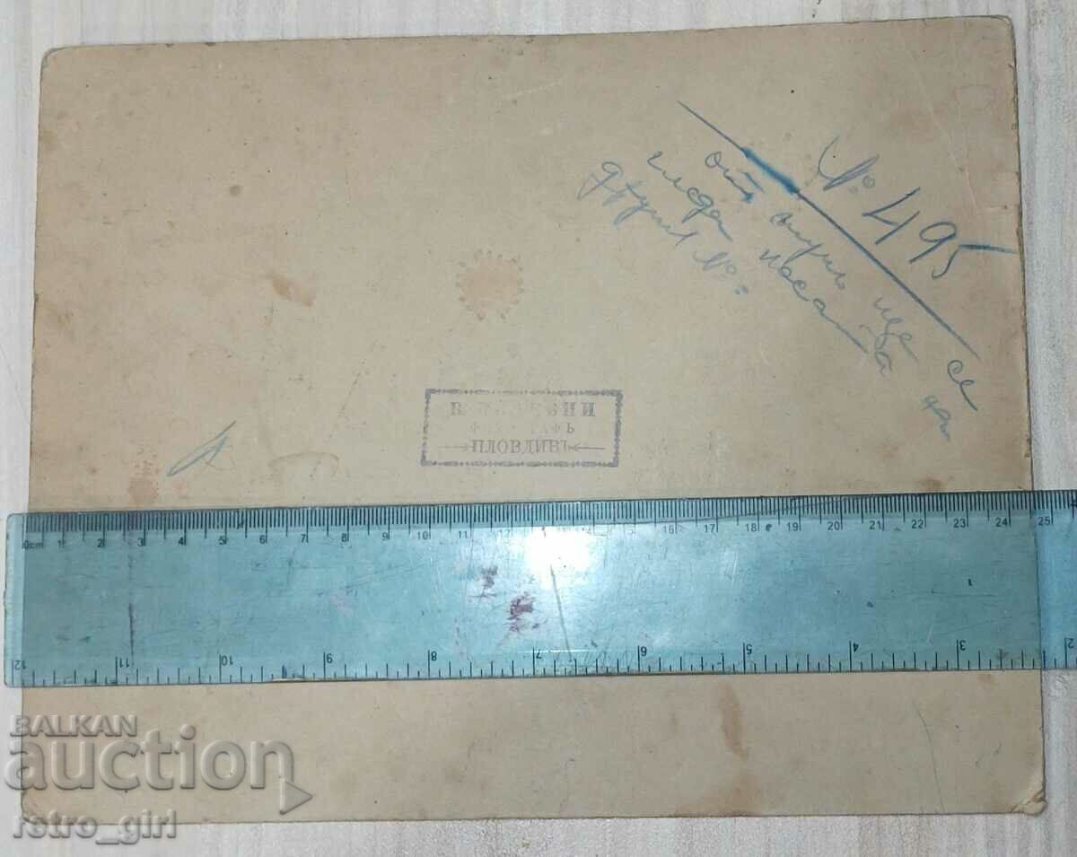 Auction I am selling an old cardboard photo Auction I am selling an old cardboard photo