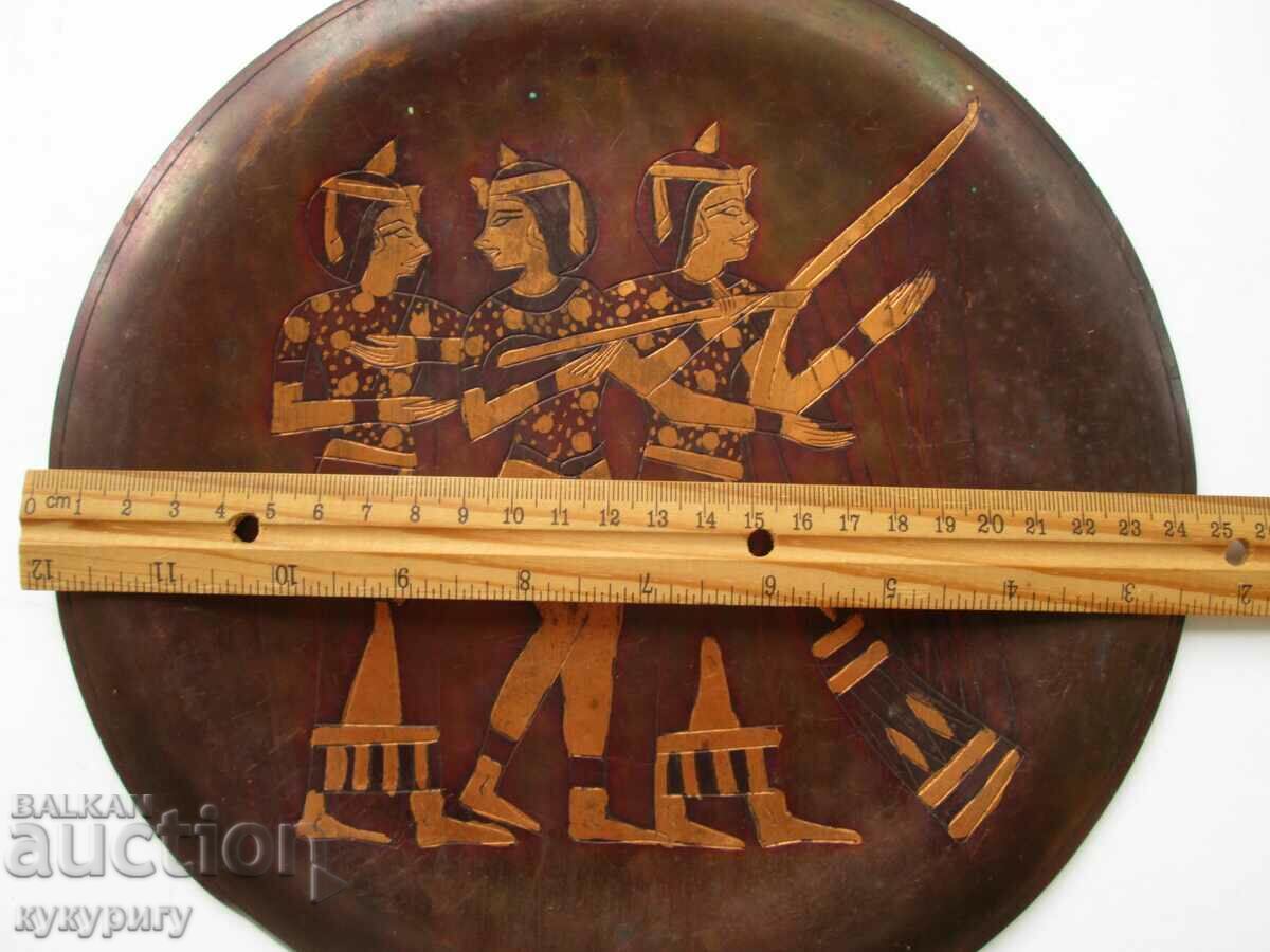 Παλιό χαραγμένο διακοσμητικό πιάτο με αντίκες μοτίβα πάνελ τοίχου με τιμή 30.00 BGN | € 15.34 Παλιό χαραγμένο διακοσμητικό πιάτο με αντίκες μοτίβα πάνελ τοίχου με τιμή 30.00 BGN | € 15.34