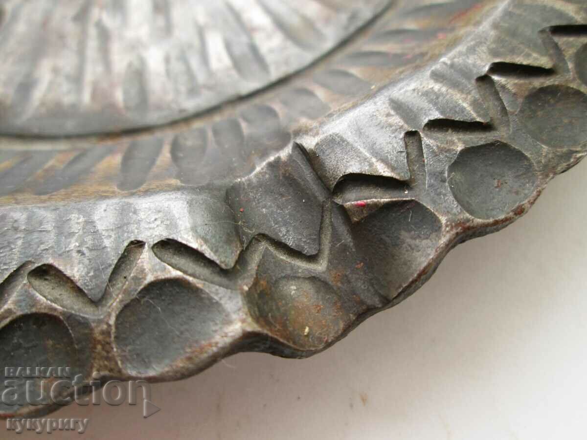 Scrumieră veche frumoasă din fier forjat cu decor floral cu preț 45.00 BGN | € 23.01