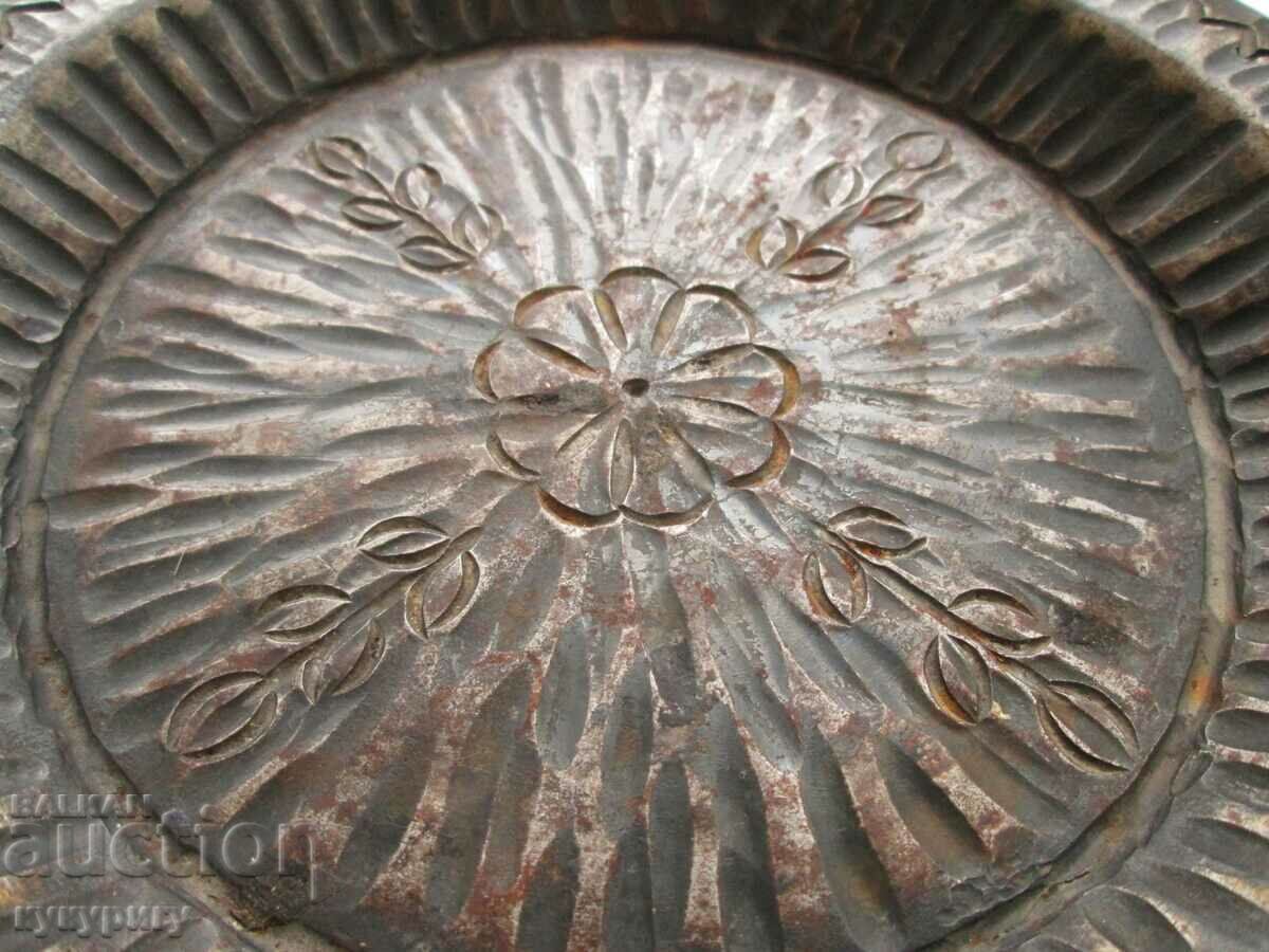 Licitație Scrumieră veche frumoasă din fier forjat cu decor floral