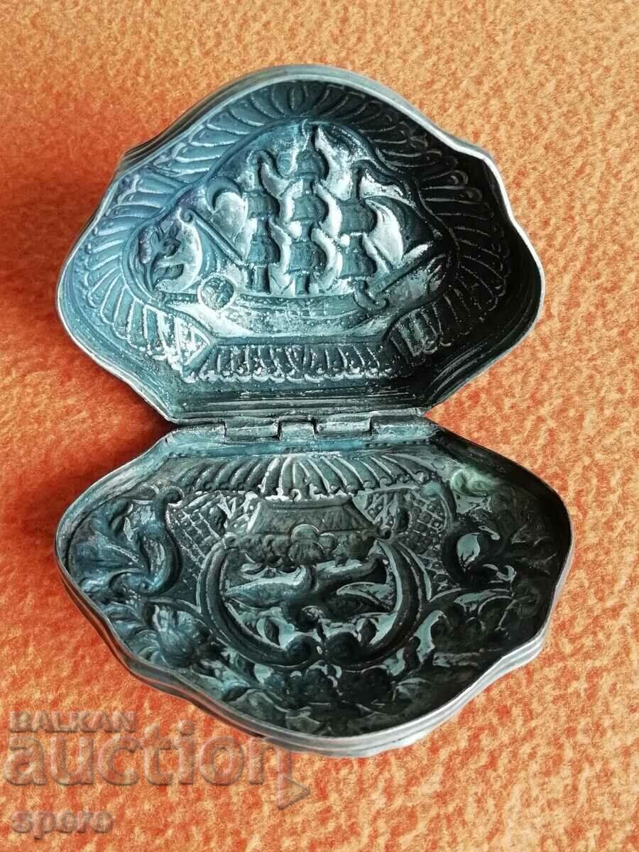 Auction A silver box Auction A silver box