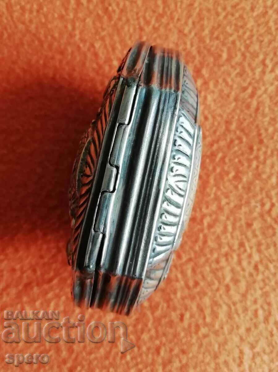 Delivery of A silver box Delivery of A silver box