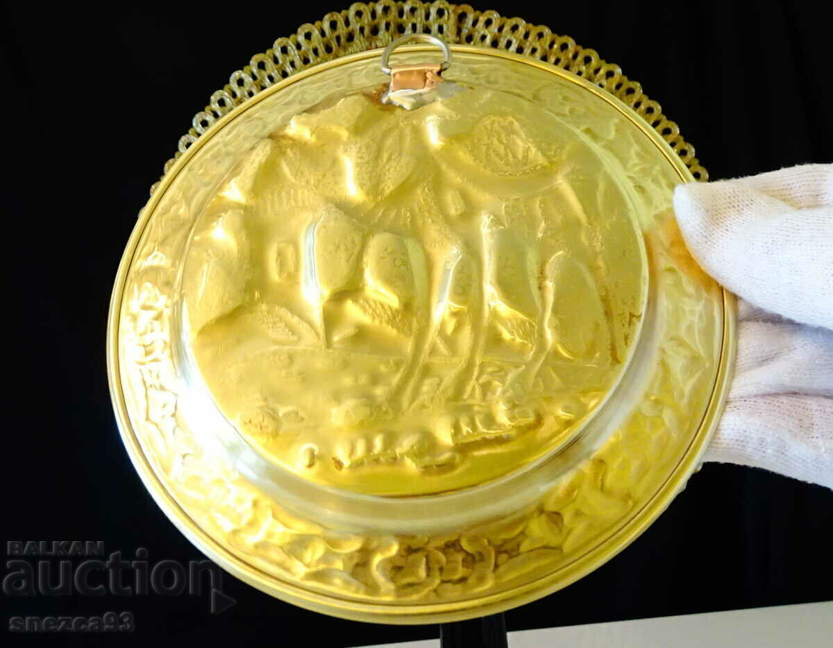 Δημοπρασία Πιάτο από αραβικό ορείχαλκο, πάνελ με καμήλα. Δημοπρασία Πιάτο από αραβικό ορείχαλκο, πάνελ με καμήλα.