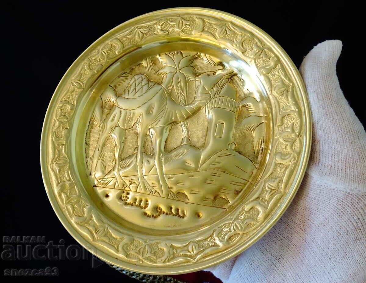 Παράδοση Πιάτο από αραβικό ορείχαλκο, πάνελ με καμήλα. Παράδοση Πιάτο από αραβικό ορείχαλκο, πάνελ με καμήλα.