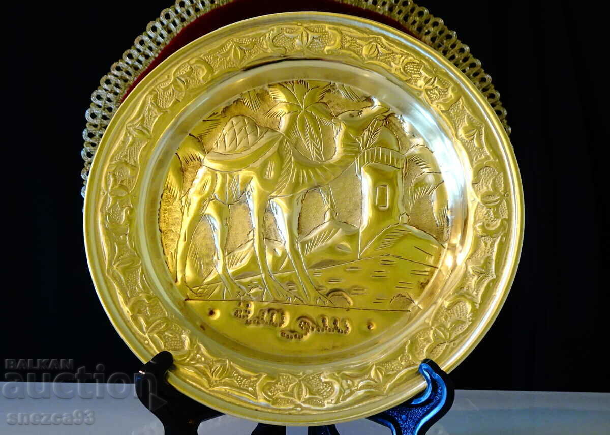 Πιάτο από αραβικό ορείχαλκο, πάνελ με καμήλα. Πιάτο από αραβικό ορείχαλκο, πάνελ με καμήλα.