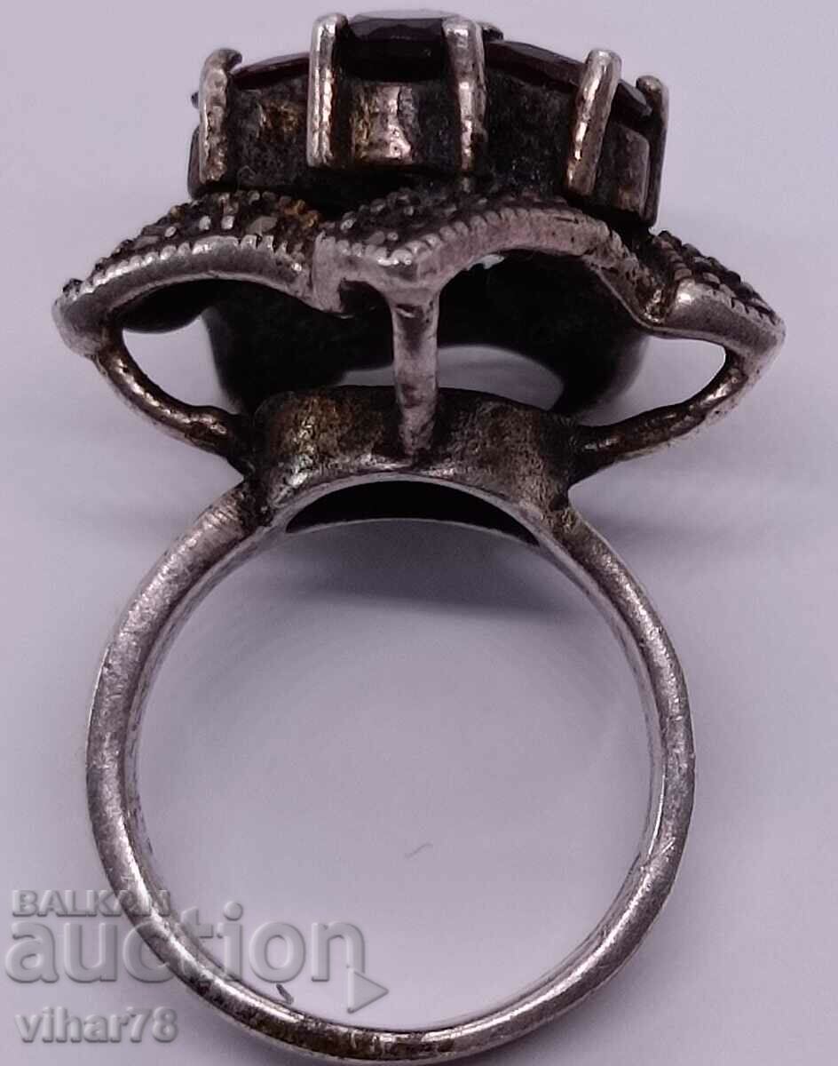 OLD WOMEN'S SILVER GARNET RING - 5 OLD WOMEN'S SILVER GARNET RING - 5