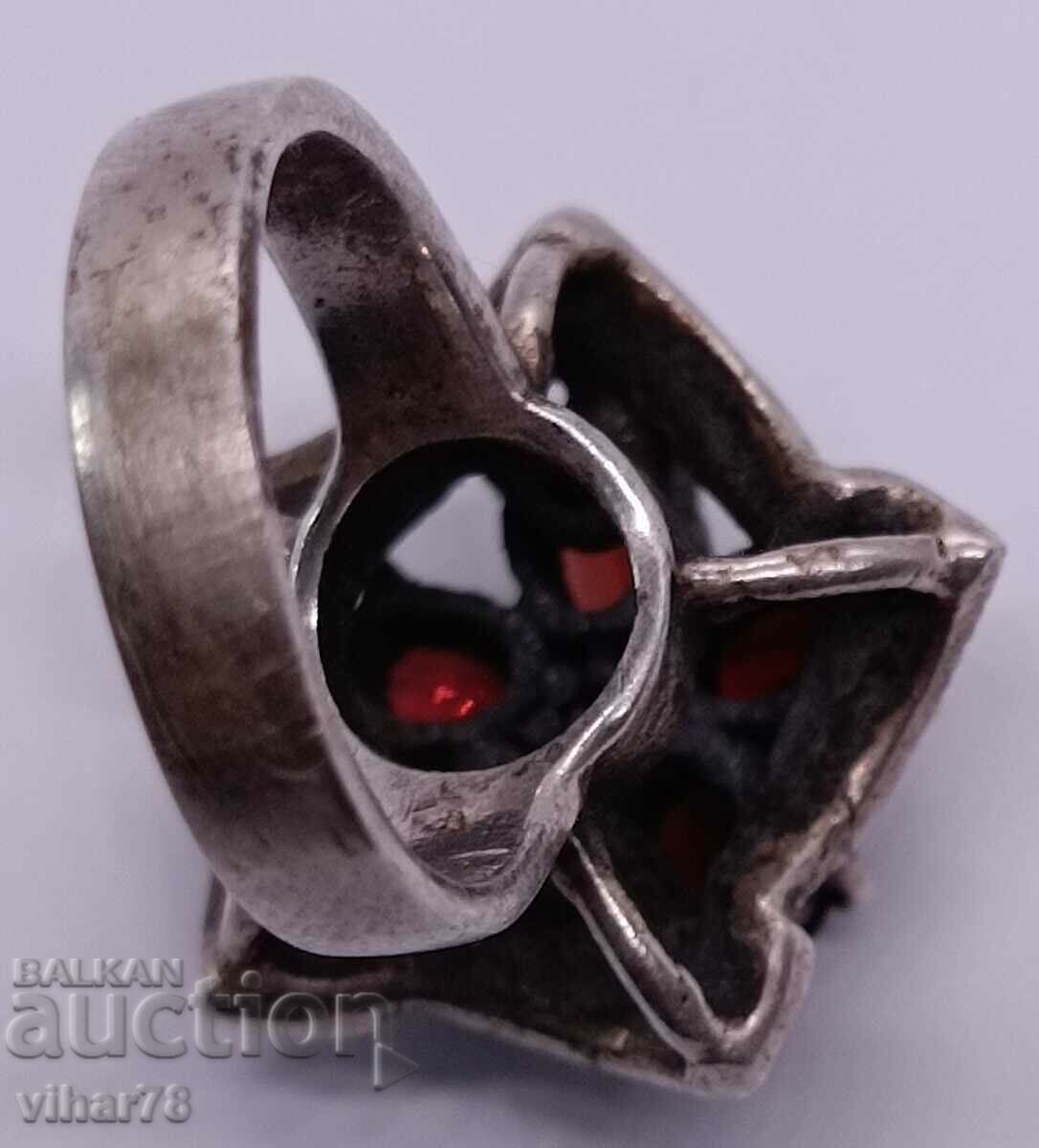 OLD WOMEN'S SILVER GARNET RING - 6 OLD WOMEN'S SILVER GARNET RING - 6