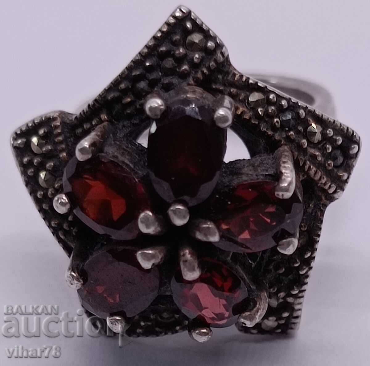 OLD WOMEN'S SILVER GARNET RING - 7 OLD WOMEN'S SILVER GARNET RING - 7