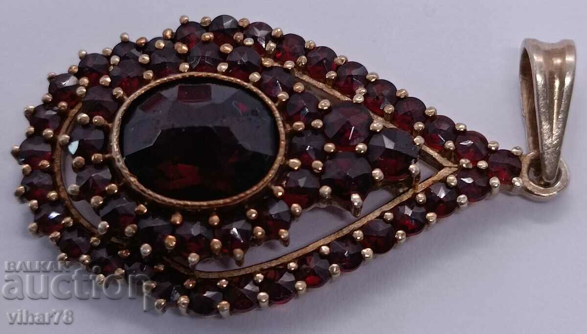 Auction Beautiful silver pendant with garnet Auction Beautiful silver pendant with garnet