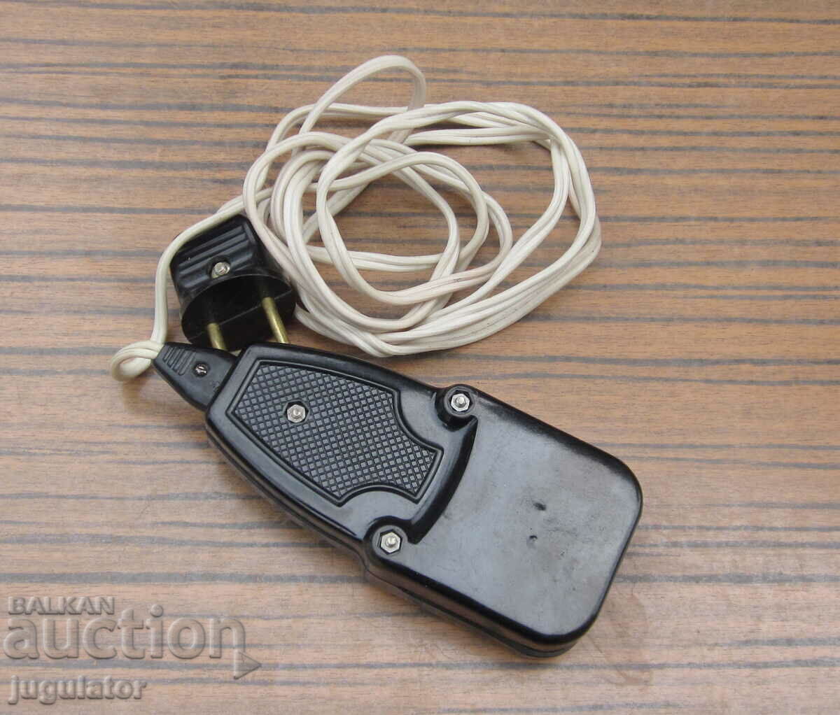 old Soviet Russian bakelite iron iron with price 20.00 BGN | € 10.23 old Soviet Russian bakelite iron iron with price 20.00 BGN | € 10.23