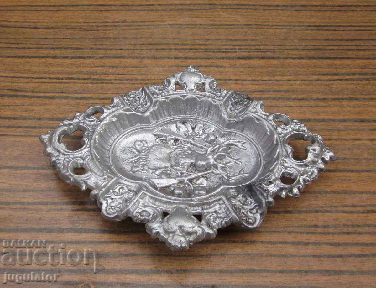 Delivery of old metal hunting ashtray hunting themed deer rifles Delivery of old metal hunting ashtray hunting themed deer rifles