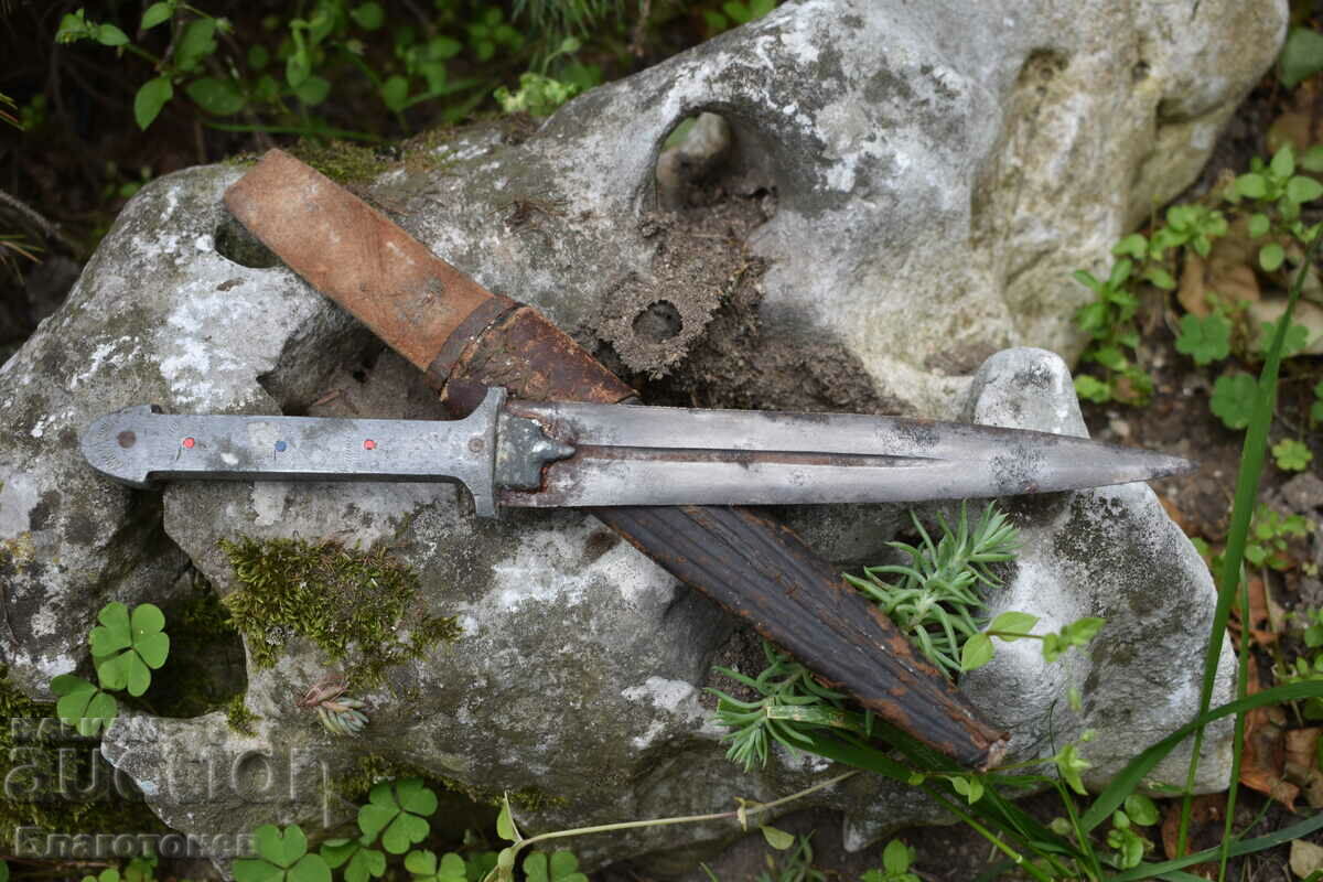 Old bachelor dagger knife with price 135.00 BGN | € 69.02 Old bachelor dagger knife with price 135.00 BGN | € 69.02