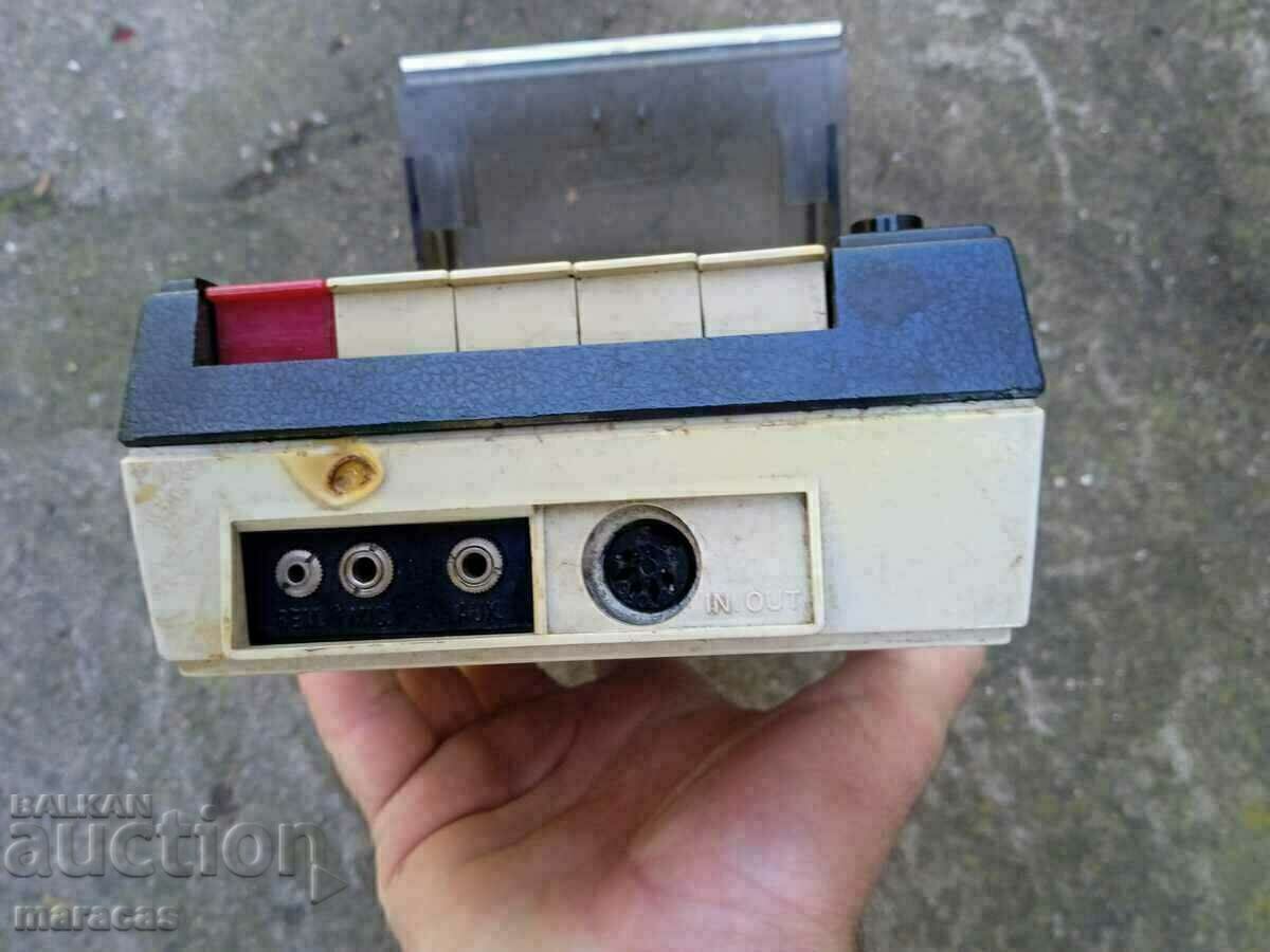 Delivery of An old cassette player