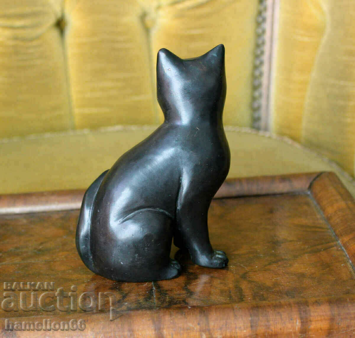 Delivery of Old bronze sculpture, kitten, patina Delivery of Old bronze sculpture, kitten, patina