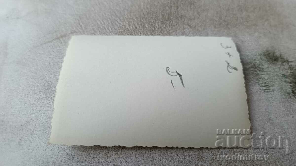 Fotografie Tineri și femei în fața fabricii Vara cu preț 2.65 BGN | € 1.35 Fotografie Tineri și femei în fața fabricii Vara cu preț 2.65 BGN | € 1.35