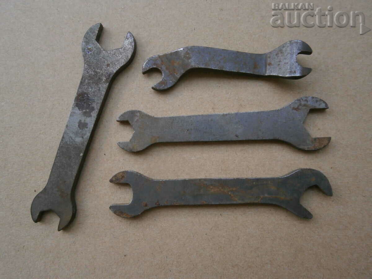 SINGER USA vintage small keys key lot with price 41.00 BGN | € 20.96 SINGER USA vintage small keys key lot with price 41.00 BGN | € 20.96