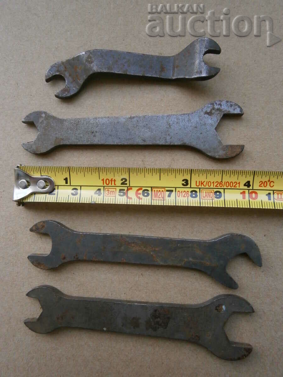 Auction SINGER USA vintage small keys key lot Auction SINGER USA vintage small keys key lot