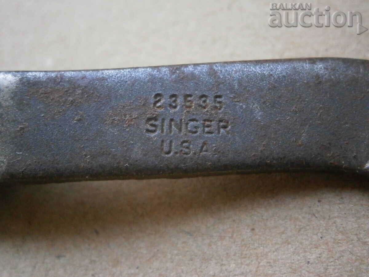 SINGER USA vintage small keys key lot - 7 SINGER USA vintage small keys key lot - 7