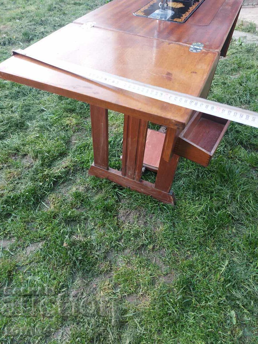 Auction SEWING MACHINE - WORKING Auction SEWING MACHINE - WORKING