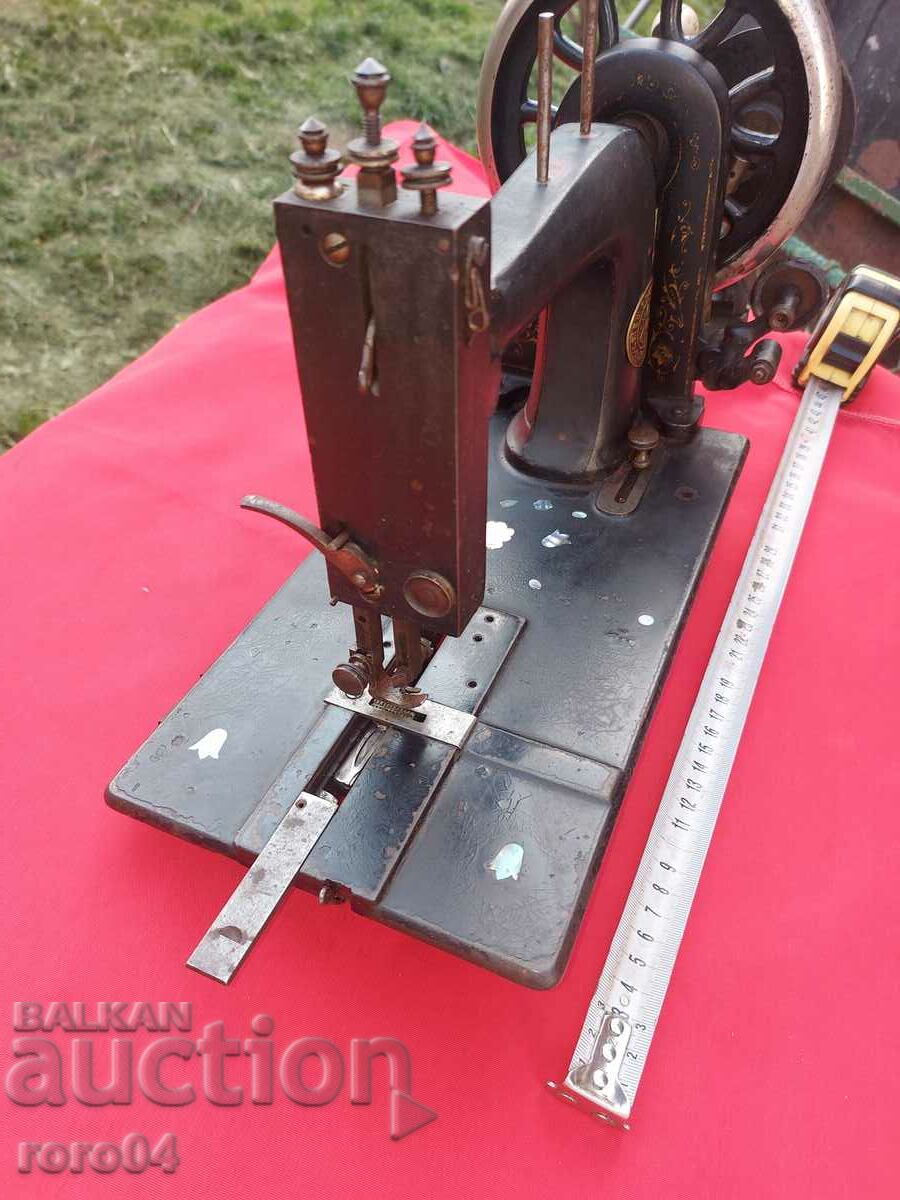 Auction SEWING MACHINE - EARLY MODEL - WORKING Auction SEWING MACHINE - EARLY MODEL - WORKING