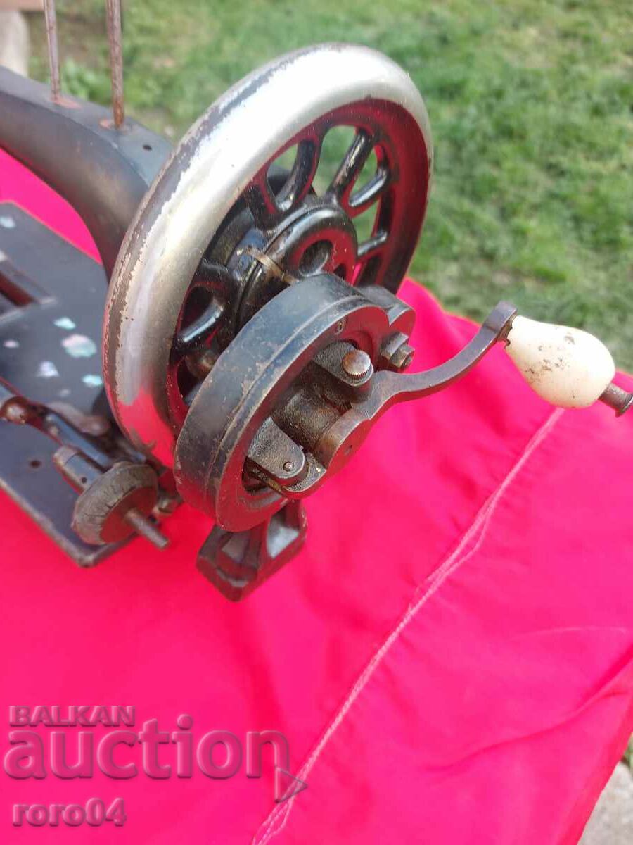 Delivery of SEWING MACHINE - EARLY MODEL - WORKING Delivery of SEWING MACHINE - EARLY MODEL - WORKING