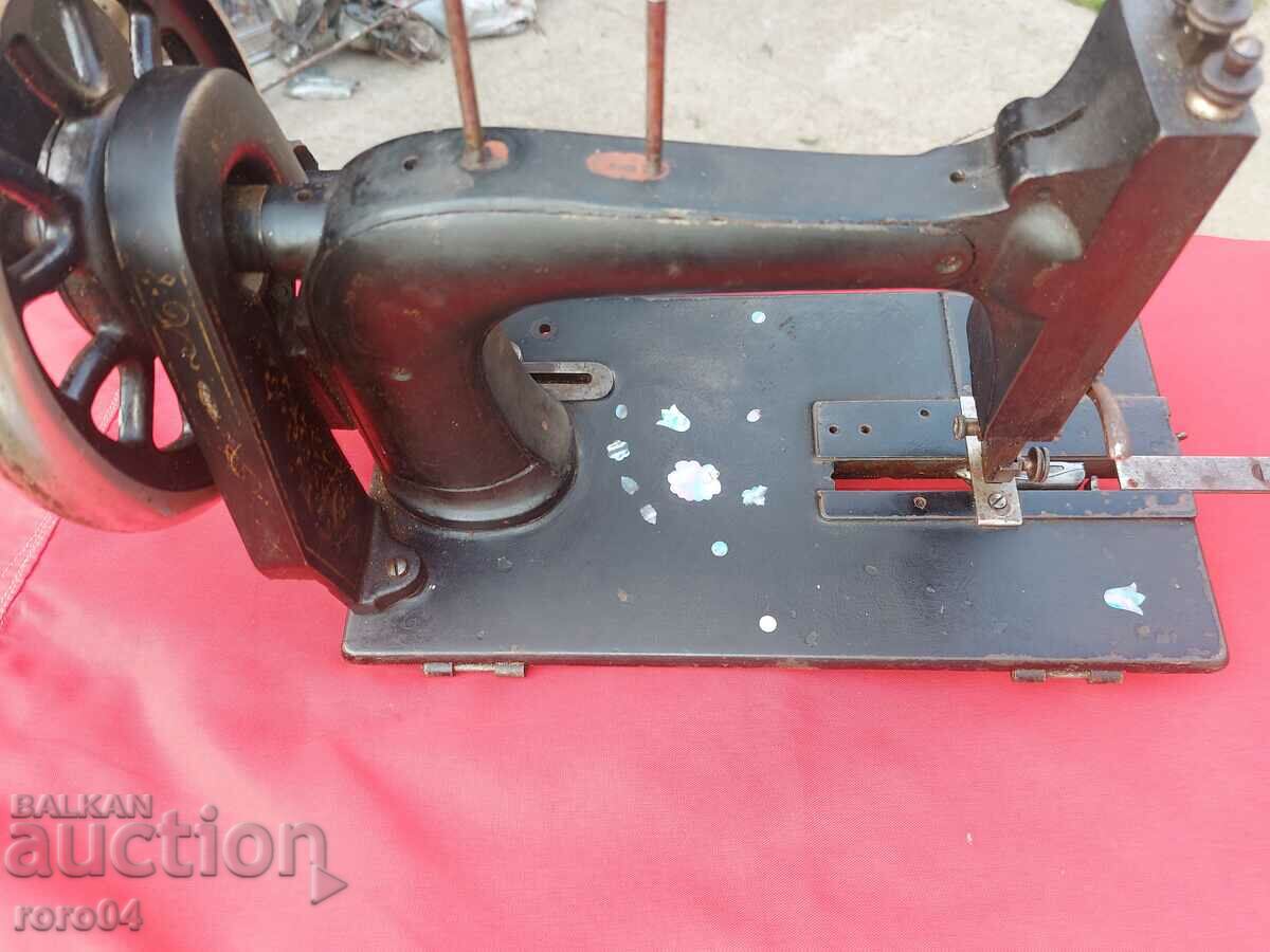 SEWING MACHINE - EARLY MODEL - WORKING - 5 SEWING MACHINE - EARLY MODEL - WORKING - 5