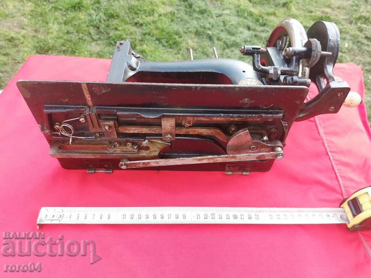 SEWING MACHINE - EARLY MODEL - WORKING - 6 SEWING MACHINE - EARLY MODEL - WORKING - 6