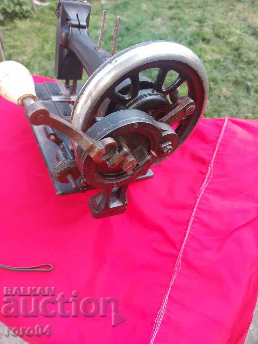 SEWING MACHINE - EARLY MODEL - WORKING - 7 SEWING MACHINE - EARLY MODEL - WORKING - 7