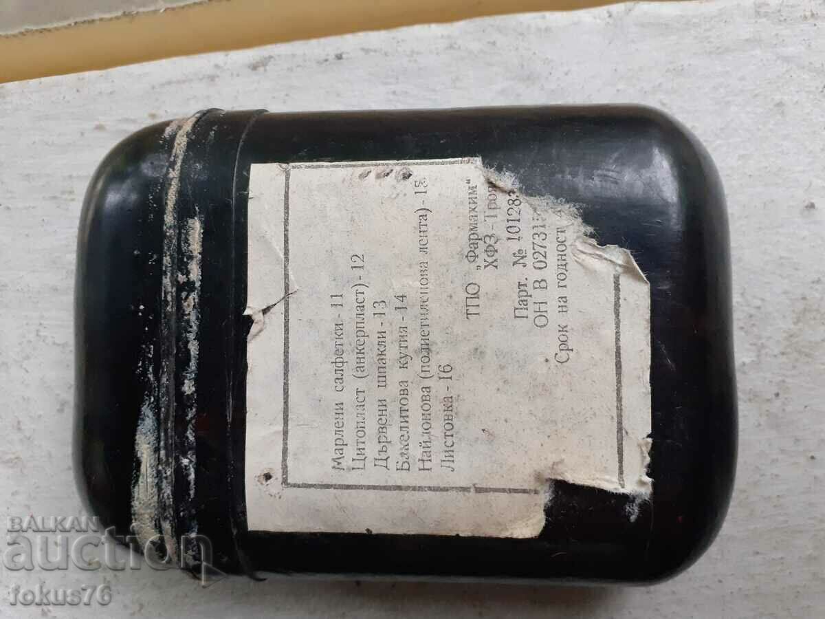 Cutie veche din bachelit dintr-o trusă de prim ajutor militar neagră