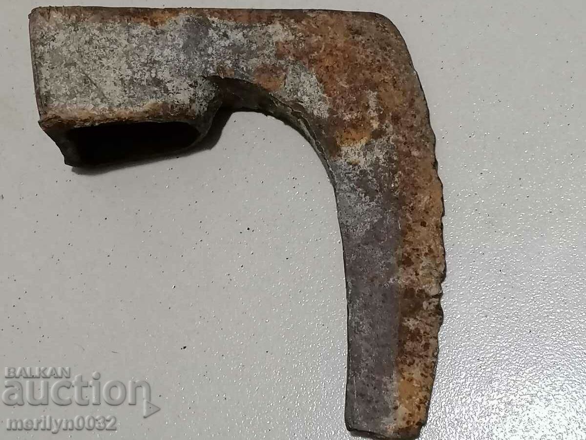 Auction  An old ax, a torso, a toothbrush wrought iron