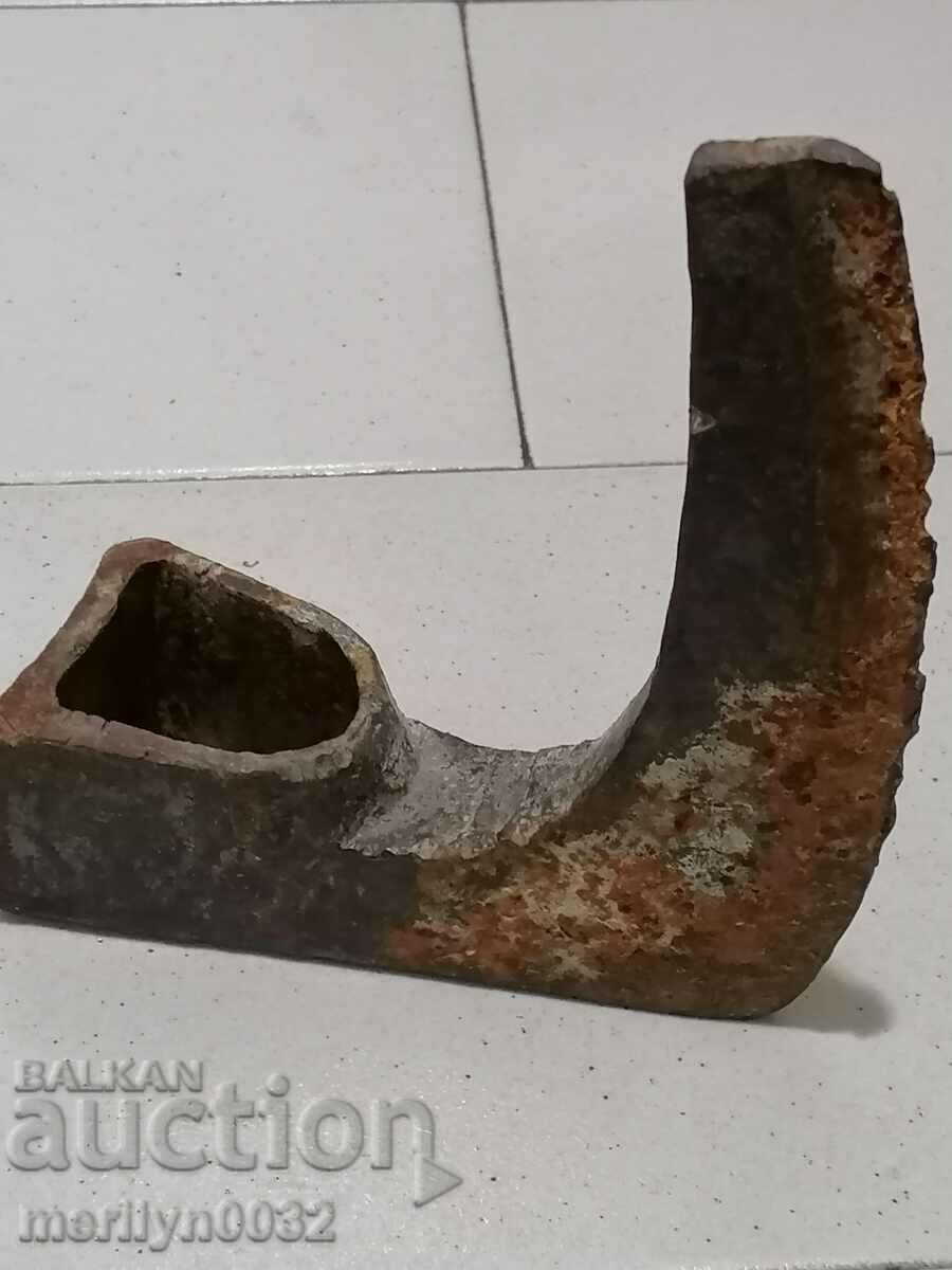 Delivery of An old ax, a torso, a toothbrush wrought iron