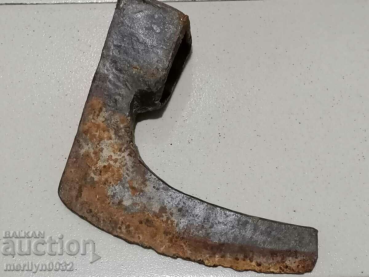 An old ax, a torso, a toothbrush wrought iron - 7