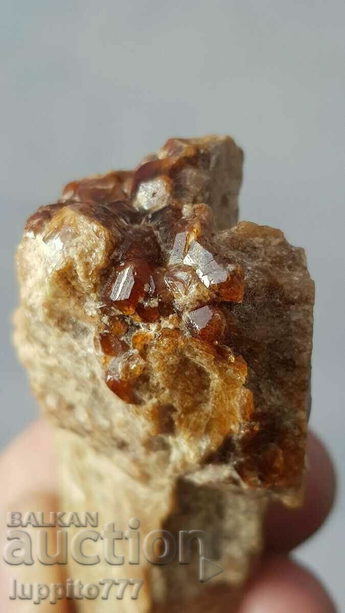 75 γραμμάρια γρανάτη εσονίτη σε μια μοναδική μήτρα με τιμή 255.00 BGN | € 130.38