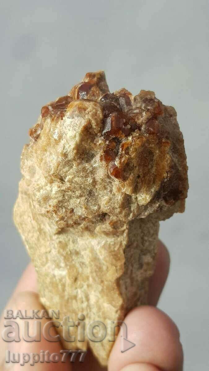 Δημοπρασία 75 γραμμάρια γρανάτη εσονίτη σε μια μοναδική μήτρα