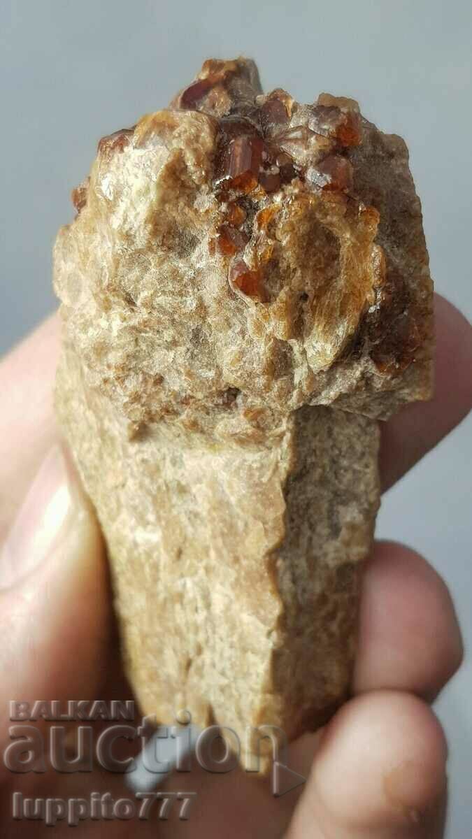 Παράδοση 75 γραμμάρια γρανάτη εσονίτη σε μια μοναδική μήτρα