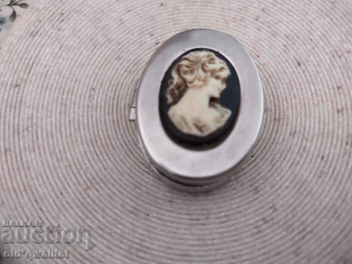 BOX, Geme, Cameo ca. 38/28 mm with price 20.00 BGN | € 10.23 BOX, Geme, Cameo ca. 38/28 mm with price 20.00 BGN | € 10.23